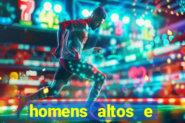 homens altos e magros pelados